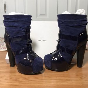 VERSACE Heeled boots!